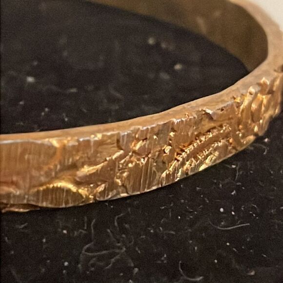 Vintage 8” Avon gold plated textured raised floral pattern bangle bracelet - Picture 6 of 10